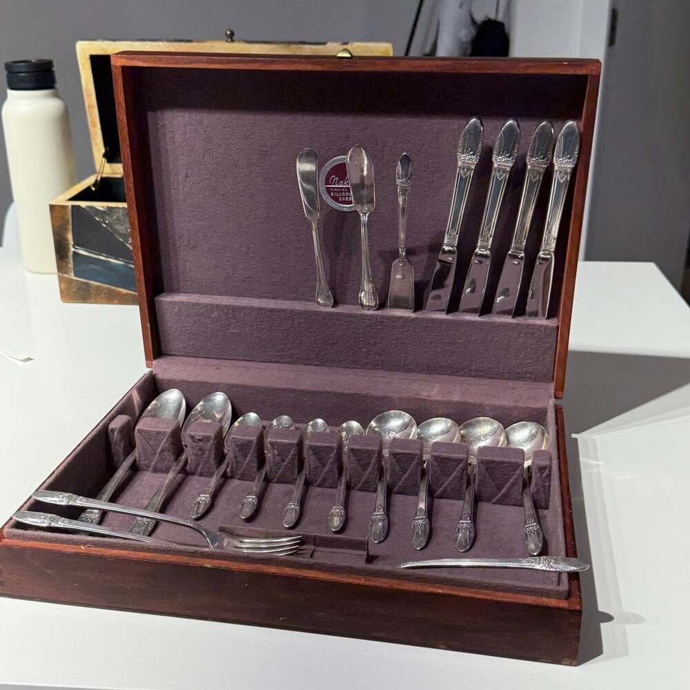 1847 Rogers Bros First Love Silverplate Flatware Set with Wood Chest 20pies set - Picture 11 of 15